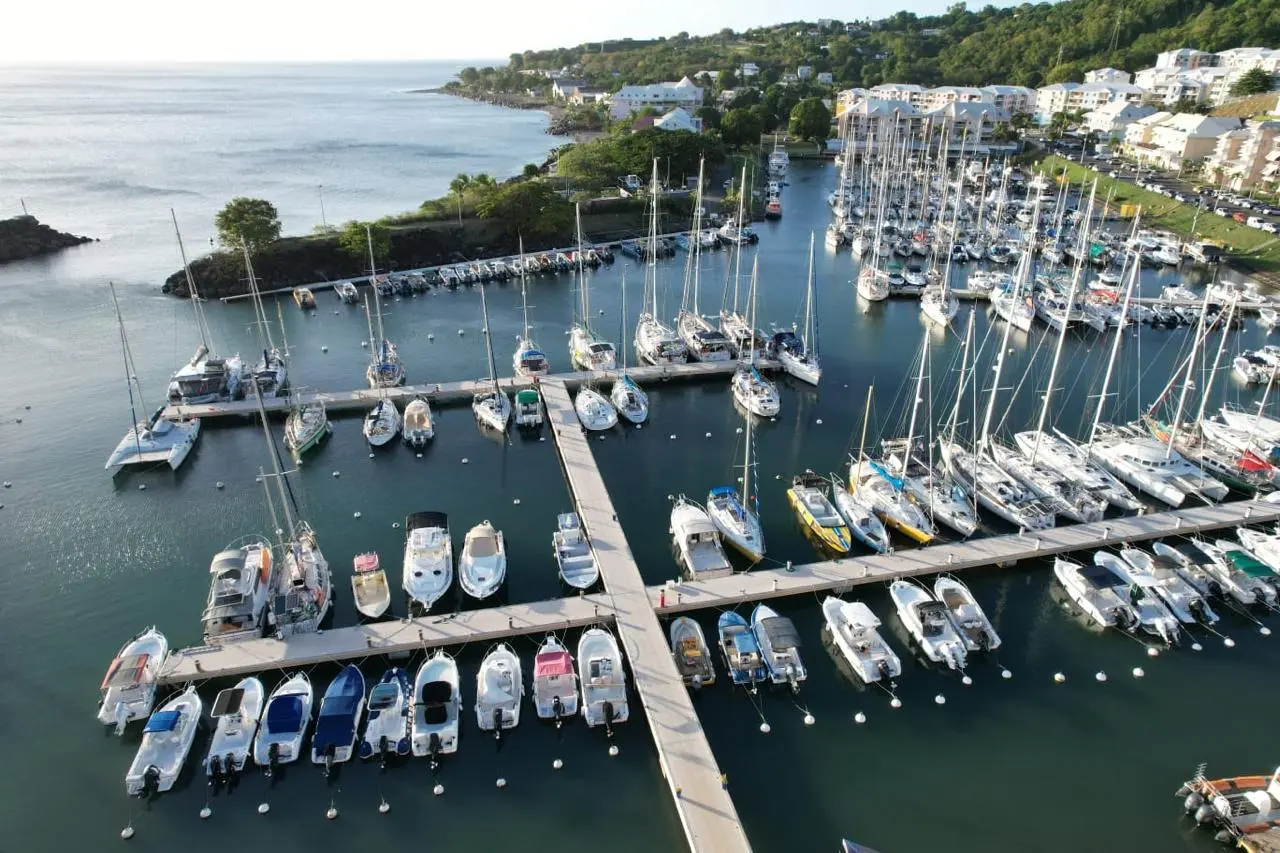 Vue aérienne du pont principal et des bateaux amarrés à la Marina Rivière-Sens.