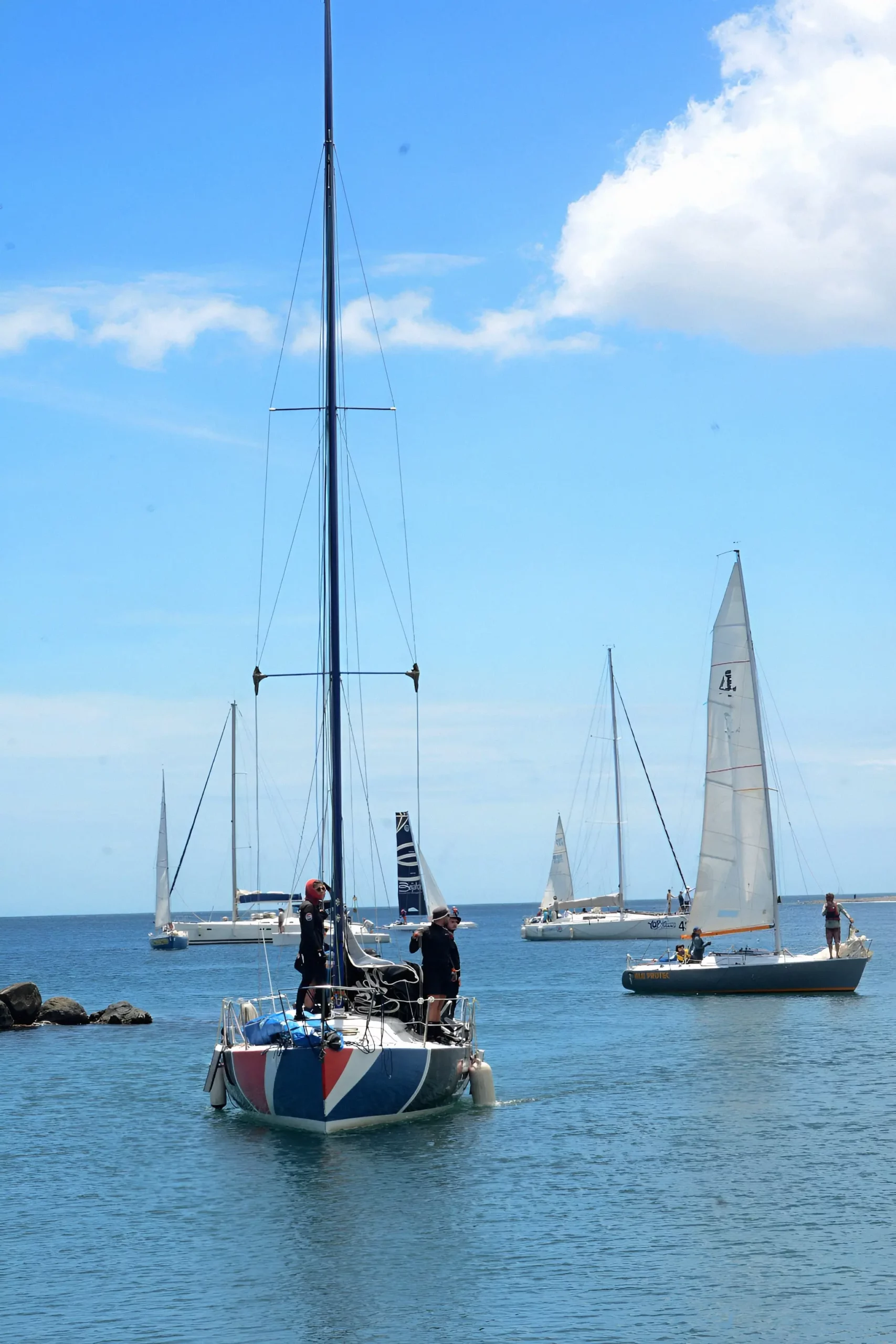 Voiliers en navigation à l’entrée de la Marina Rivière-Sens en Guadeloupe.